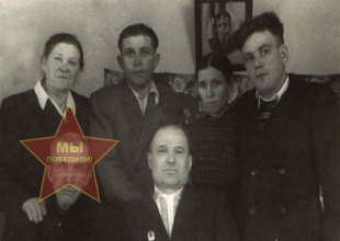 Оброскин Иван Макарович слева снизу