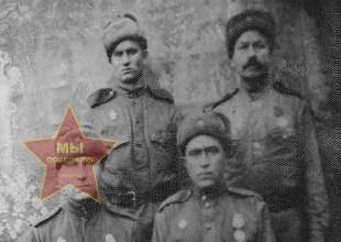 Михалёв Василий Парамонович сидя слева