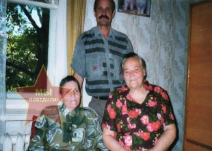 Алексеева Александра Леонидовна слева