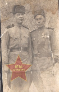 Матюньков Иван Павлович слева