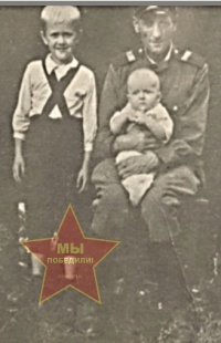 Беляев Василий Тихонович (держит ребёнка)